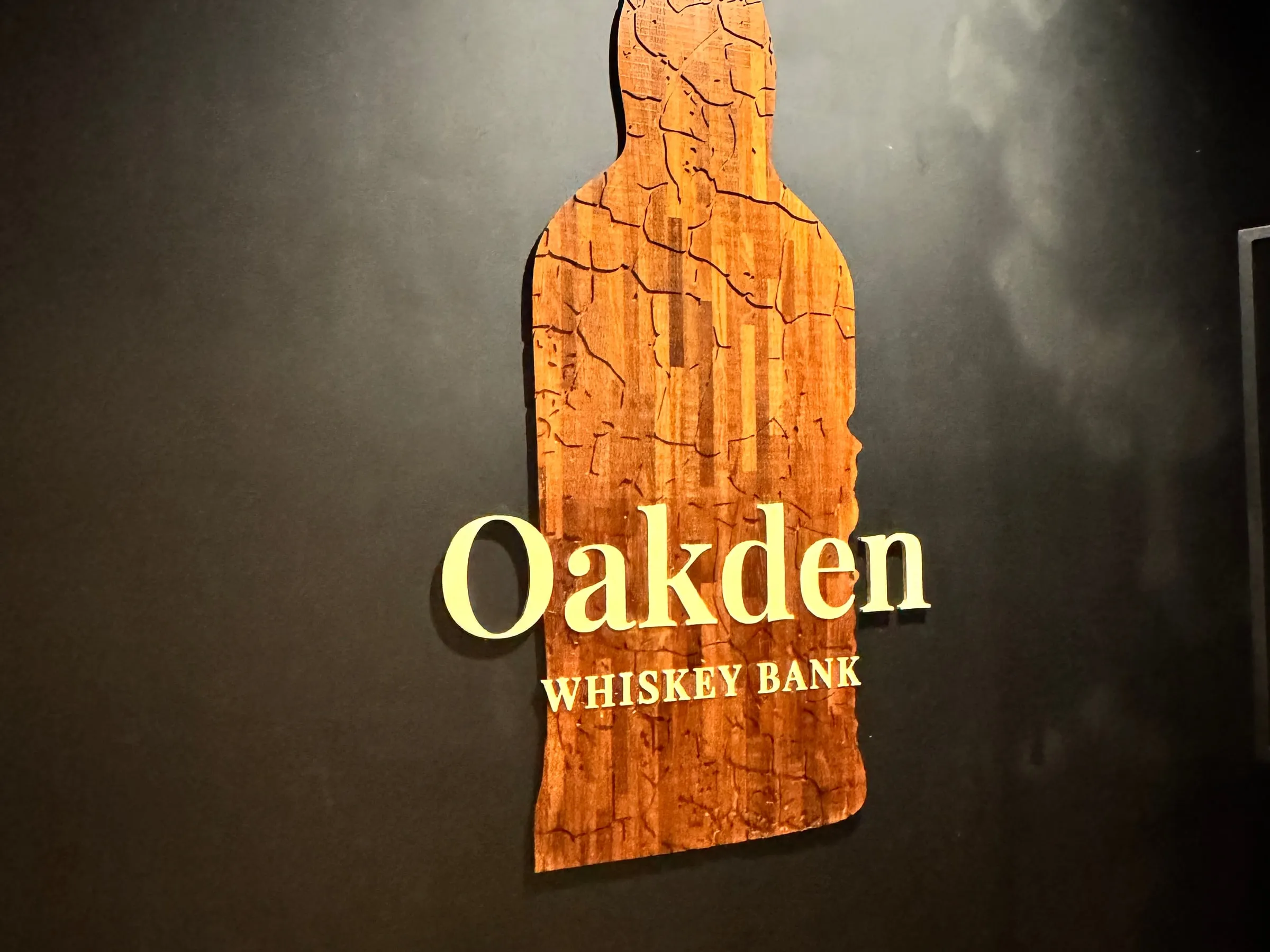 나무로 만든 OAKDEN 위스키병 로고 월